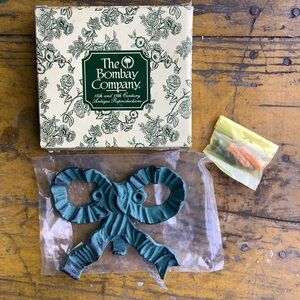 New Old Stock The Bombay Company Green Metal Bow Wall Hook